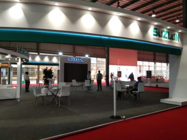 Curve exhibition stand